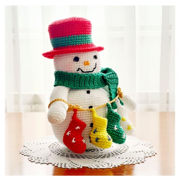 christmas amigurumi crochet pattern – snowman with mini stockings (digital pdf download)
