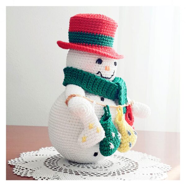 christmas amigurumi crochet pattern – snowman with mini stockings