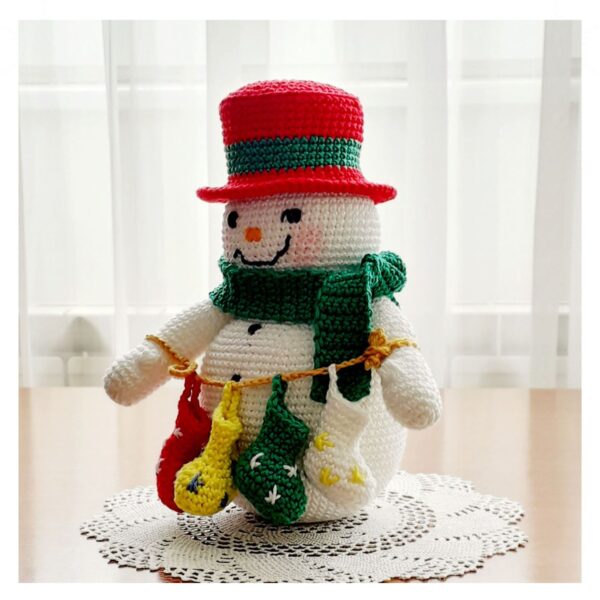 christmas amigurumi crochet pattern – snowman with mini stockings