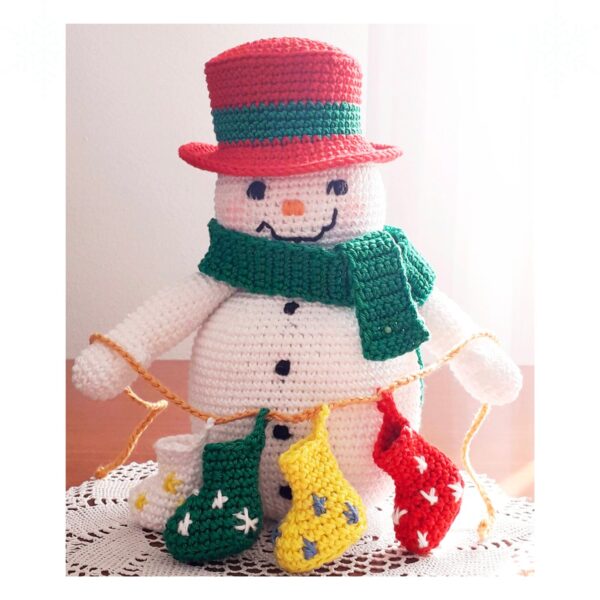christmas amigurumi crochet pattern – snowman with mini stockings