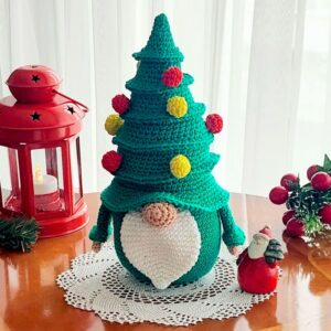 crochet pattern: festive gnome with christmas hat