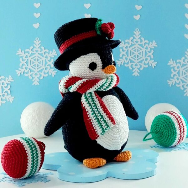 crochet pattern: penguin with christmas balls