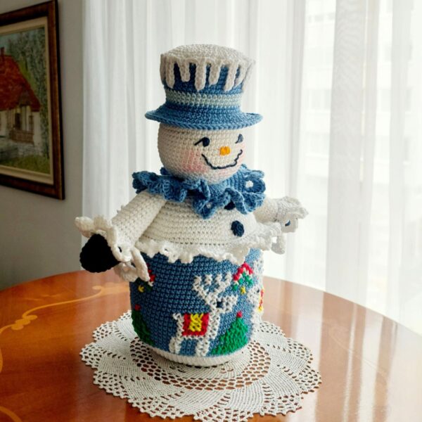 crochet pattern snowman with embroidered reindeer