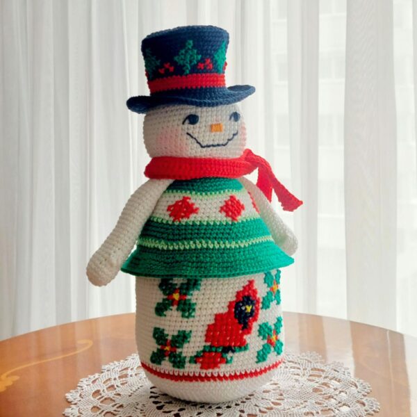 crochet pattern: snowman with embroidered cardinal bird