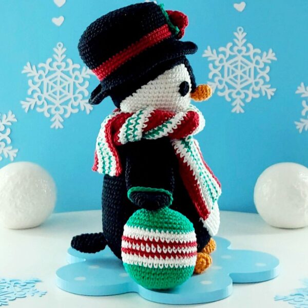crochet pattern: penguin with christmas balls