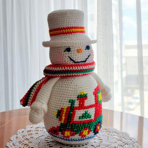 crochet pattern: snowman with embroidered train