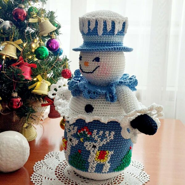 crochet pattern snowman with embroidered reindeer