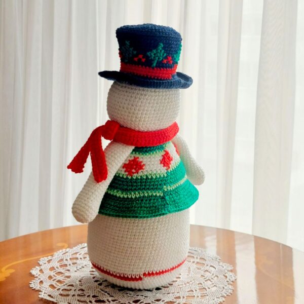 crochet pattern: snowman with embroidered cardinal bird
