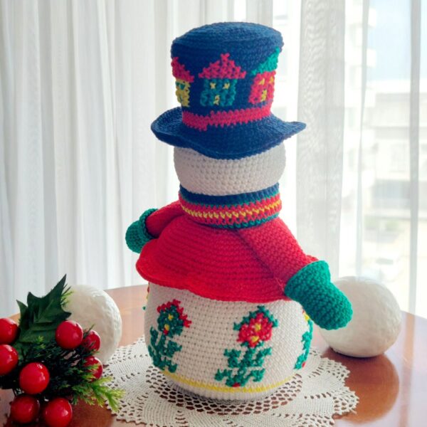 snowman crochet pattern with embroidered birdhouses