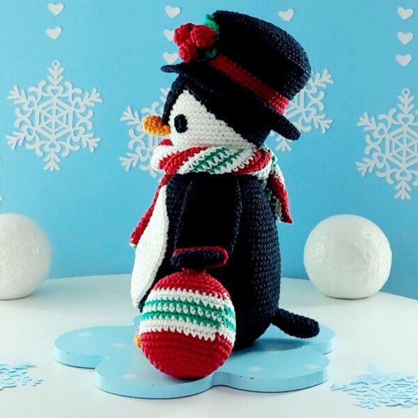 crochet pattern: penguin with christmas balls