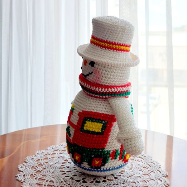 crochet pattern: snowman with embroidered train