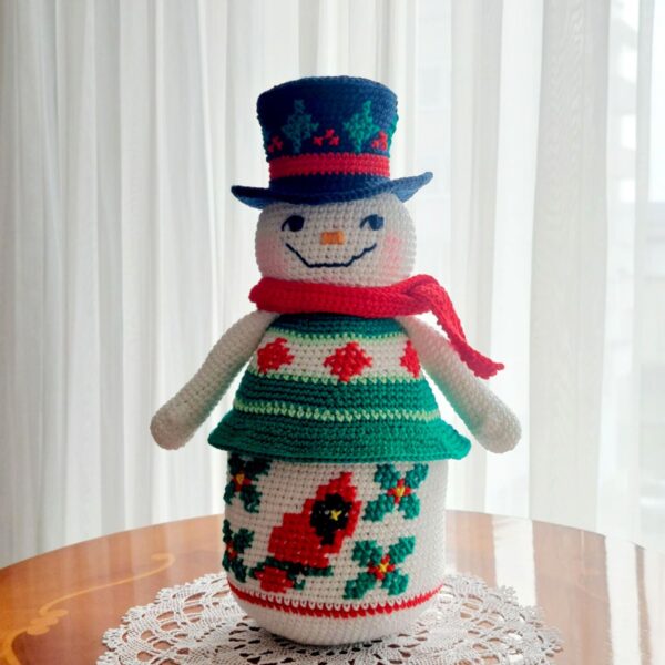 crochet pattern: snowman with embroidered cardinal bird