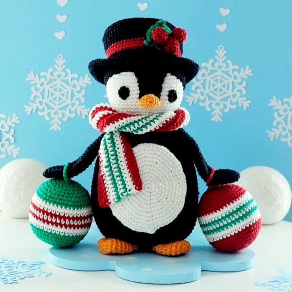 crochet pattern: penguin with christmas balls