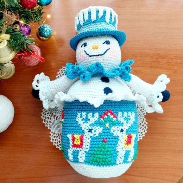 crochet pattern snowman with embroidered reindeer