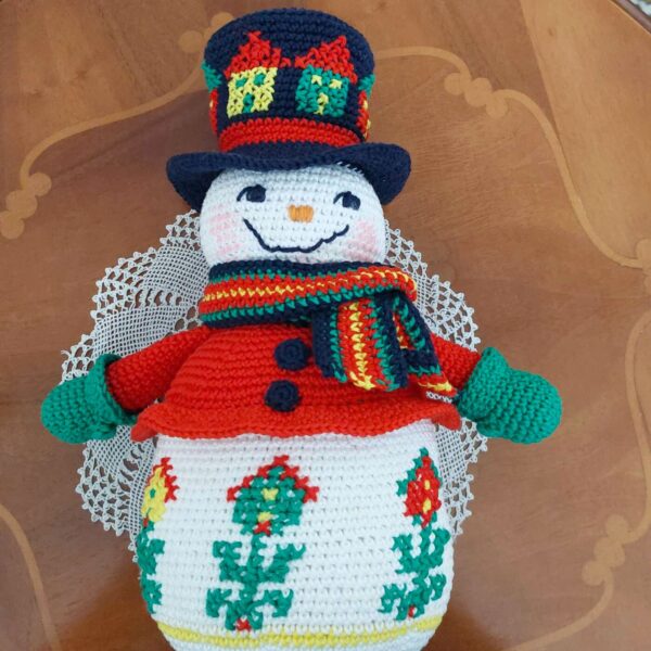 snowman crochet pattern with embroidered birdhouses