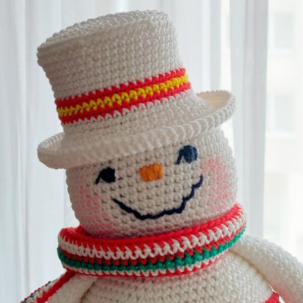 crochet pattern: snowman with embroidered train