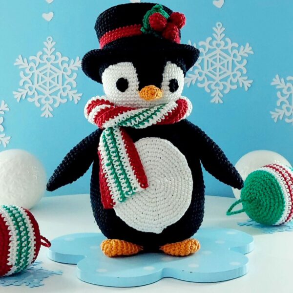 crochet pattern: penguin with christmas balls