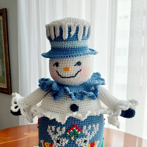 crochet pattern snowman with embroidered reindeer