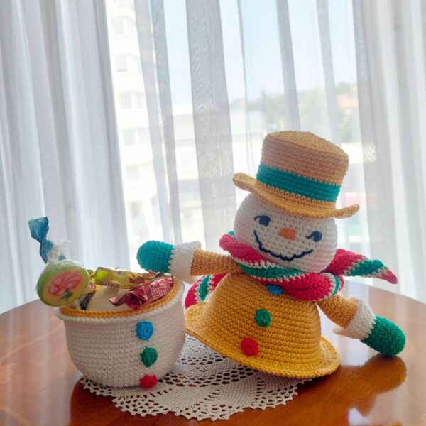 crochet pattern: snowman gingerbread box