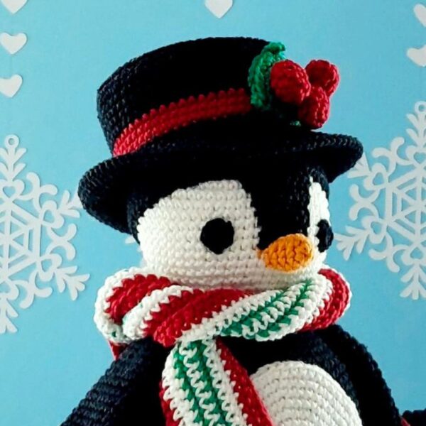 crochet pattern: penguin with christmas balls